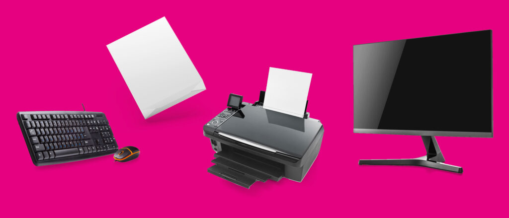 Druckerpapier, Kopierpapier und Computerzubehör wie Tastatur mit Maus und ein Monitor